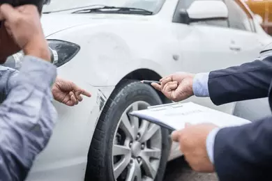 Técnico de G & T Automotriz realizando una revisión técnica pre compra de un vehículo en La Molina - Lima - Perú