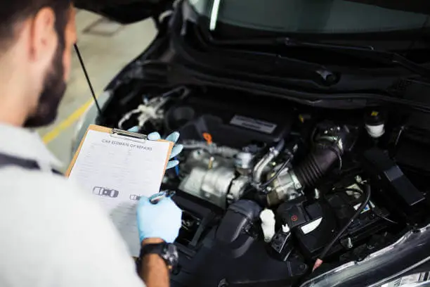 Técnico de G & T Automotriz realizando un mantenimiento preventivo a un vehiculo de gama alta en La Molina - Lima - Perú