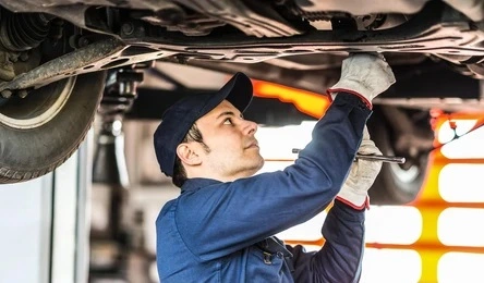 Técnico de G & T Automotriz cambiando aceite de motor como parte de un mantenimiento preventivo menor en La Molina - Lima - Perú