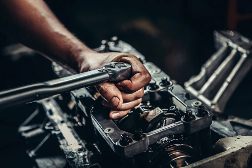 Técnico de G & T Automotriz reparando un motor de un vehículo en La Molina - Lima - Perú